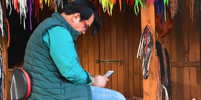 Doğuştan bacakları olmayan Nuri Çağlayan ayakkabı boyayarak geçiniyor