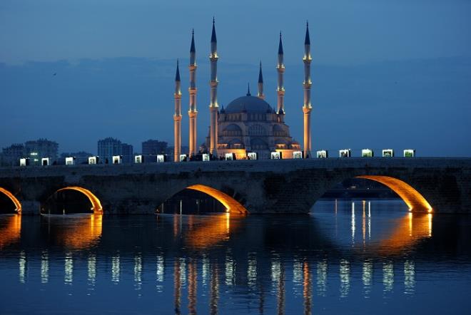 ADANA: 1926’ya kadar KOZAN. 1926’da Kozan ilçeye dönüştürülüyor. Yine CEBELİBEREKET ismiyle o bölgede bir il daha var. 1933’te Cebelibereket lağvoluyor ve ilçeleriyle birlikte Adana’ya bağlanıyor. Adana ilinin adı 1933’te değiştirilerek SEYHAN isimli bir il haline geliyor. 1956’da Seyhan, Adana oluyor.