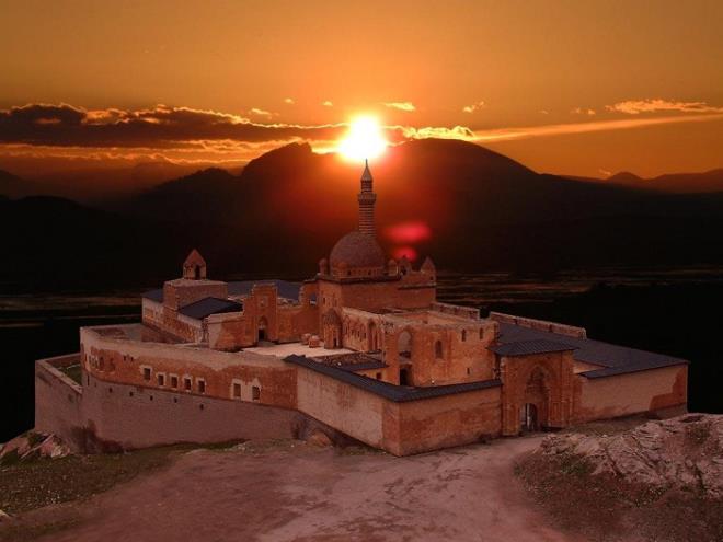 AĞRI: İlk adı BAYAZIT. 1920’de Erzurum’dan ayrılıyor ve Bayazıt oluyor. Cumhuriyet, Osmanlı padişahlarına “yoz” dediği için Bayazıt ismi 1926’da KARAKÖSE adını alıyor. 1938’de Ağrı oluyor. Kelimenin aslı, Ağori.