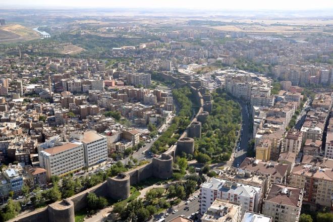 DİYARBAKIR: 1937’ye kadar olan ismi DİYARBEKİR.. (Bir harf için ne isimler değişiyor Ya Rab! Kaldı ki Bekir ismi hakaret unsuru mudur? Yani ilk ismi TUZSUZDELİBEKİR olsa anlardım!) Bu arada o bölgede ERGANİ isimli bir il de var. Ergani, 1926’da lağvediliyor.