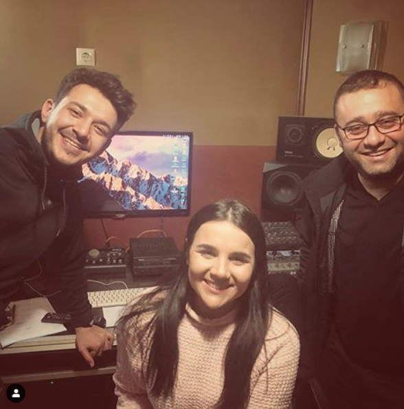 Mustafa Yıldızdoğan kimdir?  <br>  1966 Konya Kadınhanı doğumlu olan Mustafa Yıldızdoğan, çiftçi bir ailenin yedi çocuğundan birisidir.16 yaşında bağlama ile başlayan şiirleri, besteleri, ilk albümü olan "Doğuyoruz Ufuklardan" ile başlamıştır. 1992 yılında "Üşüyorum" adıyla, 1993 yılında "Türkiyem" ve 1995 yılında Selçuklu Müzik ile son çalışması Han Duvarları oldu.