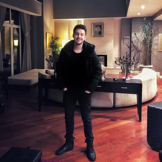 1996 yılında ilk müzik şirketine ayrılıp Yılmaz Akbaş sahibi olduğu Akbaş Müzik ile anlaşarak transfer olmuş ve 1997 yılında "Yandı Yürekler Yandı" adıyla çıktı. 1998 yılında "Bu Vatan Kimin" , 1999 yılında "Mektup" adıyla, 2000 yılında "İnsanlar" ve 2001 yılında son çalışması "Sevmeyen Bilmez" adıyla çıktı. Akbaş Müzik ile ayrılarak kendi şirketini MYD Müzik kurdu.