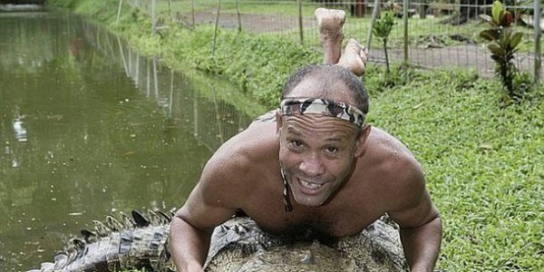 Timsah ile dans eden adam