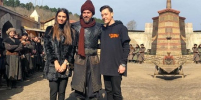 Diriliş Ertuğrul dizisinin Ertuğrul Bey'inden Mesut Özil'e tarihi hediye