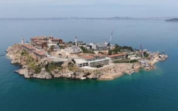 Demokrasi ve Özgürlük adası olarak yeniden düzenlenen adada konferans salonu, cami ve müze var.