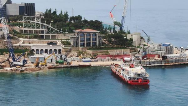 Ada tarihte birçok şekilde kullanıldı  <br>Tarihi belgelere göre Yassıada 4'üncü yüzyıldan itibaren sürgün yeri olarak kullanıldı. Zaman içinde üzerinde kilise ve bir manastır inşa edildi. Bir kaç sahip değiştiren ada 1947 yılında Deniz Kuvvetleri tarafından satın alındı. 1952 yılında eğitim hizmetlerine açıldı. 27 Mayıs 1960 darbesinden sonra burada kurulan mahkemede Demokrat Partililer yargılandı.