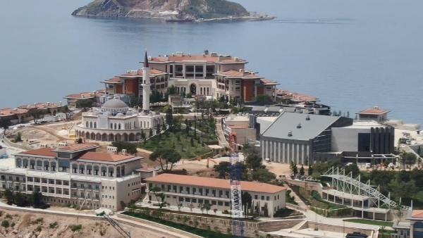 Erdoğan ziyaret edecek<br>  Cumhurbaşkanı Recep Tayyip Erdoğan bugün "Demokrasi ve Özgürlük Adası" olarak yeniden düzenlenen Yassıada'ya ziyaret edecek. Cumhurbaşkanı Erdoğan, dönemin Başbakanı Adnan Menderes ve arkadaşlarının idam edildiği Yassıada'da yapımı devam eden müze ve kongre merkezinin son hâlini yerinde inceleyerek çalışmalar konusunda bilgi alacağı öğrenildi.