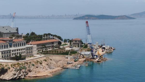 1200 kişilik cami 600 kişilik konferans salonu<br>  Büyük bir değişim geçiren Yassıada'da 125 odalı otel, 600 kişilik konferans salonu, 1200 kişilik bir cami, müze, sergileme alanları seyir terasları da bulunuyor. Adada ziyarete gelecek vatandaşların kullanabileceği kafeterya ve restoranların bulunacağı da öğrenildi.