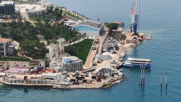 İnşaatın büyük ölçüde tamamlandığı, sahil kesiminde bazı bölümlerde işçilerin yoğun olarak çalıştığı görüldü. Demokrasi ve Özgürlük adası olarak yeniden düzenlenen Yassıada projesinde sona yaklaşılıyor. 18.3 hektarlık Yassıada'da 14 Mayıs 2015 yapılan temel atma törenin ardından çalışmalar hızlı bir şekilde başlamıştı. Gemilerle adaya getirilen iş makineleri ve işçiler 4 yılı aşkın bir süredir aralıksız çalışıyor.