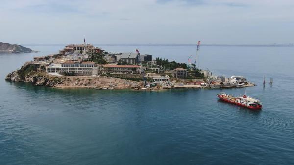 1993 yılında İstanbul Su ürünleri Fakültesi enstitüsünü adaya taşıdı. Fakülte adayı 1995 yılında terk etti. O tarihten inşaat başlayana kadar Yassıada terk edilmiş olarak kalmıştı.