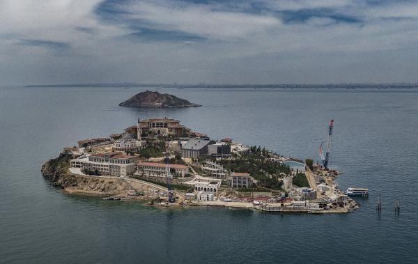 Yapılan çekimlerde ada projesinde olan binaların tamamlandığı ve oturuma hazır hale geldiği görüldü. Çalışmalar ada üzerindeki peyzaj çalışmaları ve kıyı bölümünde iskele ve yürüyüş yolları üzerinde yoğunlaşmış durumda.