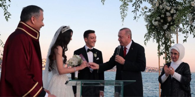 Erdoğan Mesut Özil'in nikah şahidi oldu