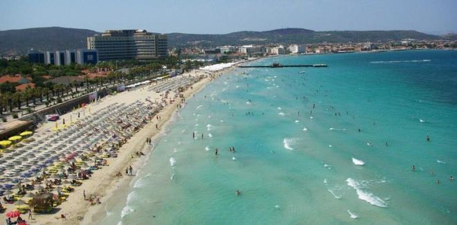 ILICA EGE'NİN ZİRVESİNDE    Çeşme’deki Ilıca Plajı da yıllardır Ege’nin en iyi sahilleri listesinin zirvesinde yer alan bir plaj.