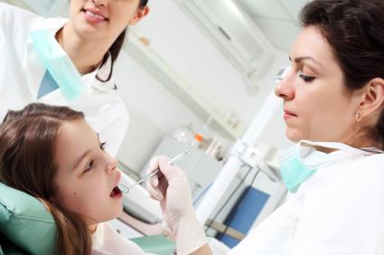 <p><b>Ortodontistlik</b></p>  Diş çarpıklıklarını düzeltme olarak adlandırabileceğimiz ortodonti, her yaştaki hastaya uygulanabilir olduğundan ve istenilen sonuçlara ulaşıp estetik olarak tatmin edici görüntüye kavuşmaya yardımcı olduğundan, bu konuda gittikçe bilinçlenen toplumumuzda önümüzdeki yıllarda da yoğun ve artan bir talep söz konusu olacaktır.