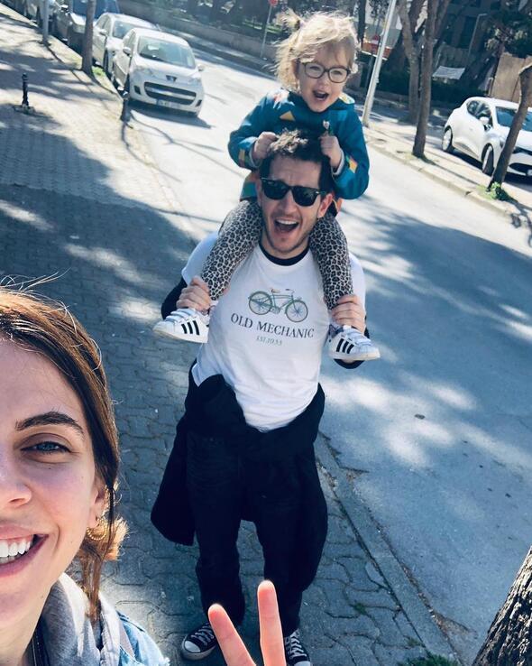 Melis İsiten'in ardından Uraz Kaygılaroğlu da şu açıklamayı yaptı;Ne denir bilemiyorum. Ben 27 Melis 25 yaşındaydı. Çok sevdik, âşık olduk. Hesap kitap yapmadan, kimselere sormadan, tanıştıktan 3-5 ay sonra Kahramanmaraş’ta yıldırımdan da hızlı bir biçimde kot tshirt ile evlendik. 5 yıllık evliliğimiz, aşkımız Ada ile ödüllendirdi. Bugün o evliliğin sonuna geldik. Evlerimizi ayırsak dahi sevgimizi ve saygımızı bir tutmak, kızımızı mutlu ayrı iki evde büyütmek, ömürlük dost ve yol arkadaşı olmak adına bir karar aldık.
