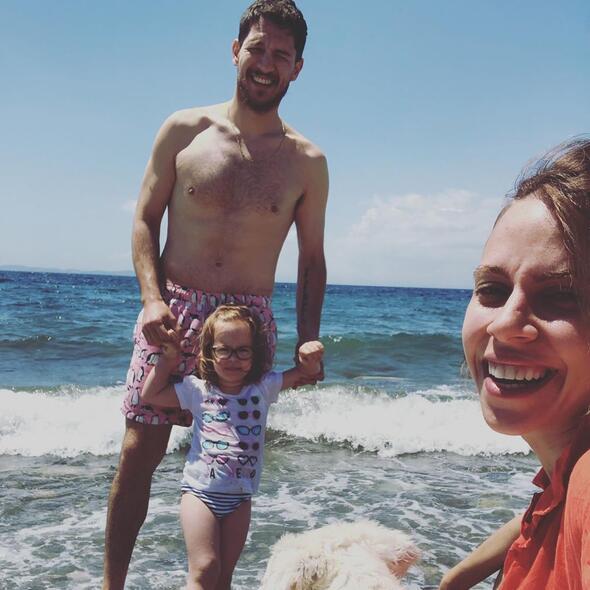 Canım ailem.  Canım dostlarım.  Canım Uraz.  Canım kızım.  Biz her zaman olduğu gibi kocaman bir aile olmaya devam edeceğiz.  Teşekkürler.  Melis Ka...