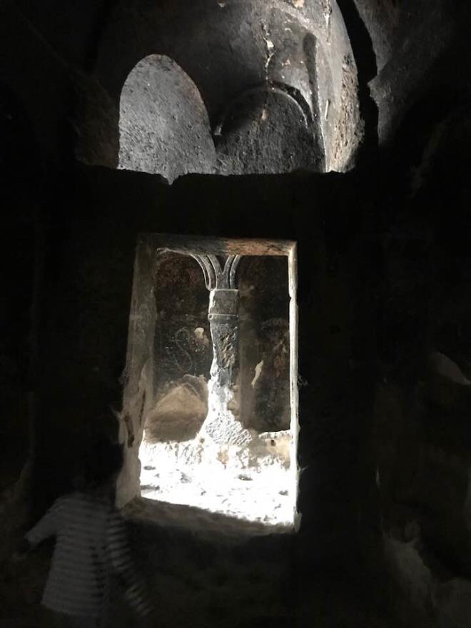 Ayazini Kilise'sinin içi simsiyah. Sanki daha önce bir yangın çıkmış gibi. Kilisenin restore edilmesi halinde, bölgeye ciddi turistik gelir sağlanabilir.