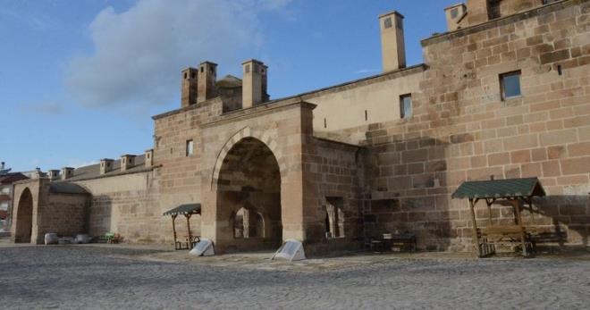 <p><b>Döğer Kervansaray </b></p><p>3.gün gezimizde, İhsaniye ilçesindeki Döğer Kasabasındaydık. 45 dk'lık bir     yolculukla buraya varabiliyorsunuz. Burada yer alan Kervansaray'ı ziyaret etmek     istedik. Ama açıkçası hayal kırıklığına uğradık. Kapalı bir kervansaray. Kapısını     biz açıp girdik. Ama kapalı bir kervansaray'dan nasıl bir tat alınabilir ki?     Kervansaray'ın hem içi hem de dışı aslında izin alınıp kullanılabilse daha iyi     bir mekan olabilir. Örneğin başka illerde bu tür Kervansaray'larda hem içerde     ürün satan tazgahlar hem de çay içme mekanları bulunuyor. Afyonkarahisar Valiliği'nin     bu konuda bir iyileştirme yapması uygun olacaktır. Aksi halde tripadvisor'dan     bakıp gelenler hayal kırıklığı yaşayacaktır. </p>