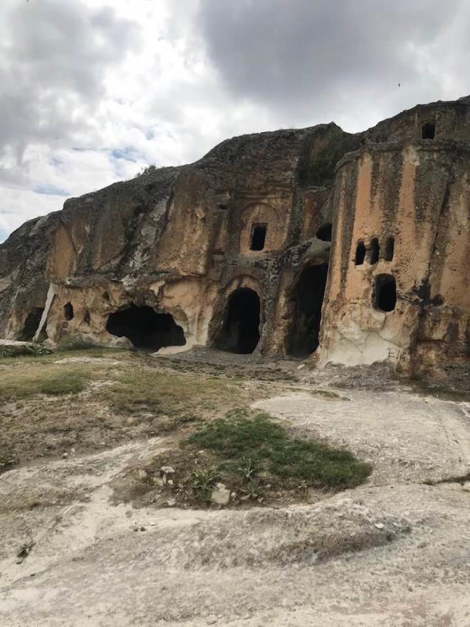 <p><b>Ayazini</b></p>  <p>Emre gölünden yolu takip ederek Ayazini bölgesine geldik. Ayazini bölgesinde     büyük bir kilise bulunuyor. Ancak yine bir eksiklik olarak, bu kiliseyle ilgili     hiçbir detay bilgi yok. Ayazini bölgesi, Yazılıkaya (Midas anıtı) bölgesi gibi     gezilebilecek büyük bir mekan. Biz gittiğimizde, yollar yapılıyordu. Muhtemelen     yolların yapılması sonrasında, daha konforlu bir gezi yapmak mümkün olabilecek.     Ayazini giderken yolda köylülerin bahçelerinden ürün topladığını görebilirsiniz.     Biz Temmuz ayında gittiğimiz için köylülerden hem turşuluk hem de yemeklik salatalık     aldık. </p>
