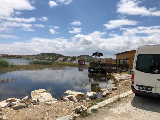 <p><b>Emre Gölü</b></p>  <p>Döğer Kasabası'ndaki Kervansaray ziyareti sonrasında Emre gölüne gittik, burada     hem gölü hem de Gölün karşı tarafında yer alan Emre türbesinizi gezebilirsiniz.     Emre gölü, kahvaltı için tercih edilen güzel bir mekan gibi görünüyor. Göl üstünde     gezinti, için su bisitletleri bulunuyor. Ama Emre türbesi yine bir hayal kırıklığı.     Bu türbenin hangi yılda yapıldığı, kimlerin mezarının bulunduğu gibi en temel     bilgiler dahi bulunmuyor. Bu tür mekanlarda, mekanı tanıtan daha fazla bilgilendirmeye     ihtiyaç bulunuyor.</p>