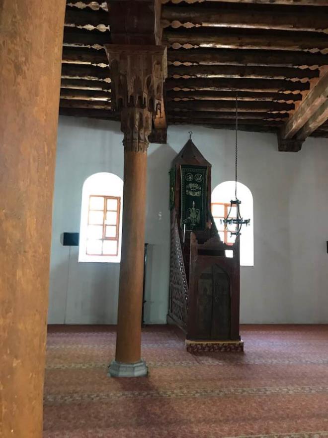 <p>Kaleden indikten sona çarşı merkezine yürüyerek İmaret Camisini gezebilirsiniz.     Yemek için Aşçı Bacaksız'ı tercih etmek istedik ama saat 16:00'da yemekleri     bitmişti. Pazar günü de kapalıydı. Nasip olmadı yani. </p>