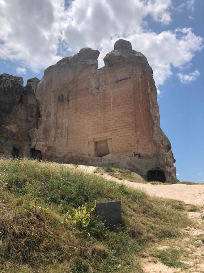 <p><b>Yazılıkaya (Midas anıtı)</b></p>  <p>Afyonkarahisar'da kaldığınız zaman diliminde her gün için bir bölgeyi gezebilirsiniz.     Örneğin eğer Ankara'dan geliyorsanız, konaklayacağınız yere varmadan önce direkt     Afyonkarahisar'a gelmek yerine, Yazılıkaya (Midas anıtı) bölgesini gezebilirsiniz.     Bu bölgeye, Sivrihar ve Çifteler ilçeleri üzeriinden gidebilirsiniz. Yazılıkaya     anıtına varmadan önce iki adet otopark bulunuyor. Bu yerlere aracınızı park     ederek bölgeyi gezebilirsiniz. Eğer çok kalabalık değilse ilk otoparkı değil     bir 100 metre ilerdeki ikinci otoparkı tercih edebilirsiniz. Yazılıkaya anıtının     karşınıza aldığınızda sol taraftan devam ederek 3-4 km'lik bir parkuru daire     şeklinde gezebilir, bu gezi alanında kral tahtları, sunak ve sarnıçlar görebilirsiniz.     Gezi bölgesinde, yerlerde tahta basamakların olması büyük kolaylık sağlıyor.     Frig Vadisi bölgesinde bu 3-4 km'lik trekking hoş bir anı olarak hafızanızda     kalacaktır. </p>