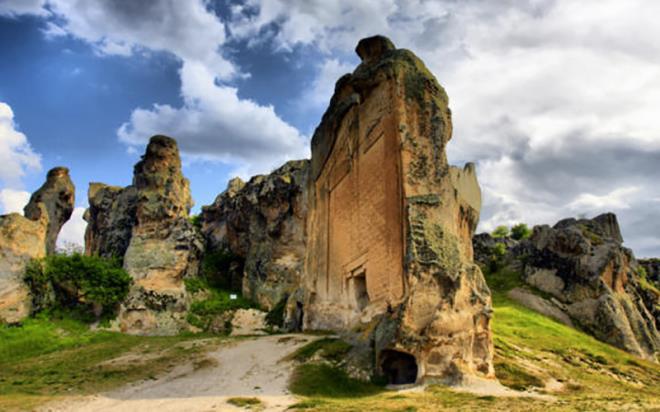 <p>Termal kaplıcalarından dolayı sık sık ziyaret edilen illerimizden birisi olan     Afyonkarahisar, Frig Uygarlığının eski yerleşim yerlerinin içinde bulunuyor.     Bu bölgede Frig medeniyetine beşiklik eden önemli yerleşim merkezleri yer alıyor.</p>  <p>Frigler Milattan önce 500'lerde yaşamış bir uygarlık. Friglerin siyasi başkenti Polatlı bölgesindeki Gordion şehri. Dini başkentinin ise Yazılıkaya bölgesi civarının olduğu tahmin ediliyor.</p>