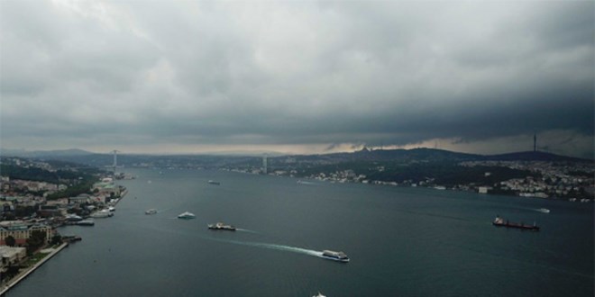 İstanbul Boğazı'nın üstünü saran karabulutlar