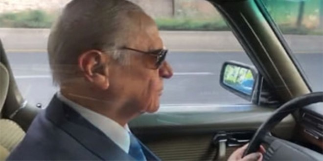 Bahçeli klasik otomobiliyle Ankara sokaklarında