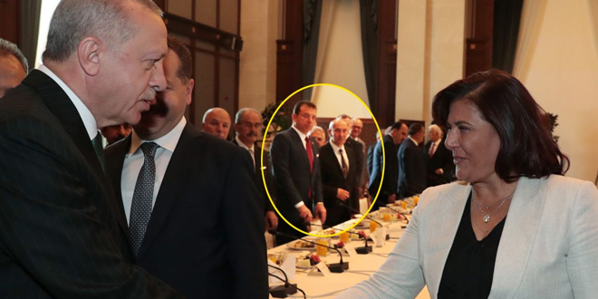 Külliye'deki görüşmede herkesin gözü Cumhurbaşkanı Recep Tayyip Erdoğan ile CHP'li büyükşehir belediye başkanlarının üzerindeydi. Erdoğan, davet ettiği tüm başkanların elini tek tek sıktı. Bu sırada objektiflere tokalaşmak için sırada bekleyen İstanbul Büyükşehir Belediye Başkanı Ekrem İmamoğlu ile İzmir Büyükşehir Belediye Başkanı Tunç Soyer böyle takıldı.