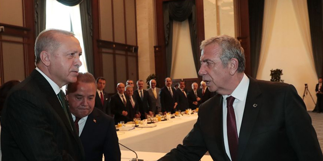 Erdoğan, Ankara Büyükşehir Belediye Başkanı Mansur Yavaş ile de böyle selamlaştı. Beştepe'deki davete 11'ini CHP'li, 1'ini MHP'li toplam 29 büyükşehir belediye başkanı katıldı. Hatay Büyükşehir Belediye Başkanı Lütfü Savaş, mazereti dolayısıyla toplantıya katılamadı.