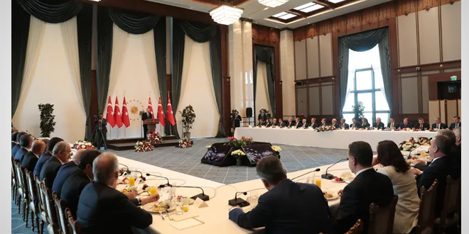 ANKARA Beştepe Külliyesi'nde Cumhurbaşkanı Recep Tayyip Erdoğan İstanbul, Ankara ve İzmir başta olmak üzere büyükşehir belediye başkanlarıyla buluştu. O buluşmadan objektiflere yansıyan ilginç kareler vardı.