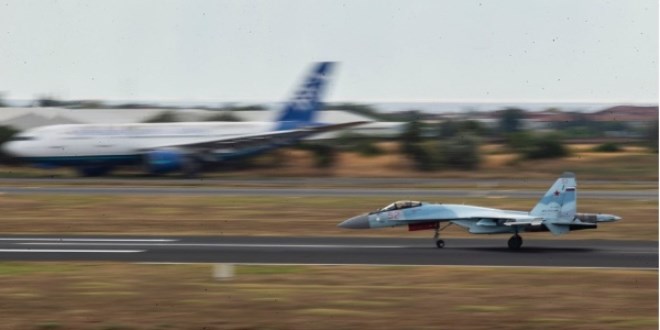 Rus savaş uçağı SU-35 antrenman uçuşu yaptı