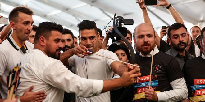 Bilal Erdoğan Falcao'ya taktik verdi