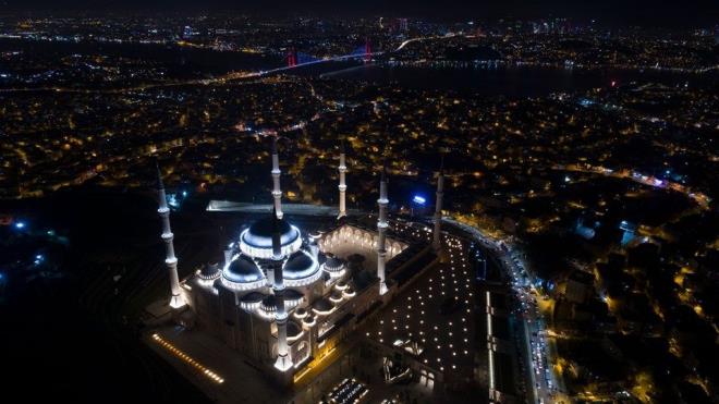 Ergin Külünk, Mimar Sinan'ın akustik için Süleymaniye Camisi'nde çok özel bir çalışma yaptığını hatırlatarak, şunları söyledi: "Süleymaniye Camisi'nin kubbesi çift cidarlı bir kubbedir. Kubbesinde 200 küsur küp vardır. Bu küplerle cami içindeki akustiği temin etmiştir. Biz de Usta Sinan'ın bu teknik çalışmasını 21 yüzyıla nasıl taşırız diye ses uzmanı danışmanlarımızın yoğun gayretleri neticesinde, ana kubbemiz ve yarım kubbelerimizde 800'e yakın delik deldik 8 santimetre çapında ve 10 santimetre derinliğinde ve bu deliklere özel bir kimyasal şırınga ettik cami içindeki akustiği sağlamak için. Çünkü betonarme bir yapıda ses çok iyi hesaplanması gereken bir çalışma. Camimizin içi 350 bin metreküp. Mihrapta, minberde ve müezzin mahfilindeki sesin caminin her tarafına aynı kalitede ulaştırabilmek için ses uzmanlarımız çok büyük gayret sarf ettik. Ses açısından çok başarılı olduğumuzu rahatlıkla söyleyebilirim"