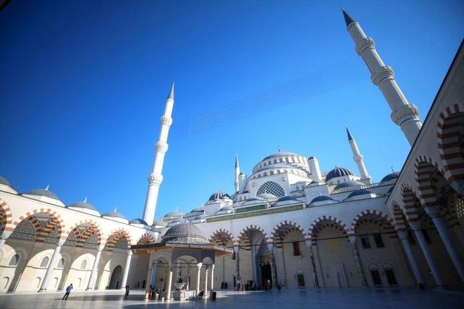 Caminin 72 metre yükseklikteki ana kubbesi İstanbul'da yaşayan 72 milleti, 34 metre çapındaki kubbesi İstanbul'u simgeliyor. Caminin ana kubbesinin üzerinde 3 metre 12 santimetre genişliğinde, 7 metre 77 santimetre yüksekliğinde, 4,5 ton ağırlığında alem var.