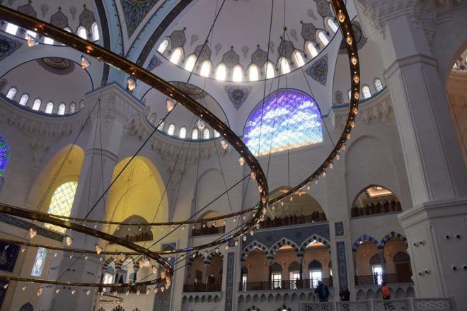 İbadet bölümüne paravan<br>  Camiye olan yoğun ilgi nedeniyle ibadet alanında bir düzenleme yapılacağını ifade eden Külünk, şunları kaydetti: "Bu, 7 Mart'tan itibaren karşılaştığımız önemli meselelerden biri. Camimize ibadet etmek için ve turistik amaçlı iki tür insan geliyor. İnsanlar istiyor ki 'Mihraba kadar gideyim, minberin en üstüne kadar çıkayım. Şimdi moda, oradan resim çektireyim, canlı yayın yapayım.'. Selatin camilerimiz bu işe çözüm buldu. Biz bu çözümleri yerinde inceledik ve araştırdık. Camimizi ziyaret edenler ile ibadet edenler arasına paravan koyma şeklinde bir çalışma içindeyiz. Böyle yaparak hem ziyaretçilerin daha rahat ziyaret etmelerini temin edeceğiz hem de ibadet eden insanların dikkatlerinin dağılmamasını temin edeceğiz. Dünyadaki bu tür büyük mekanlarda böyle tedbirler mutlaka alınıyor"