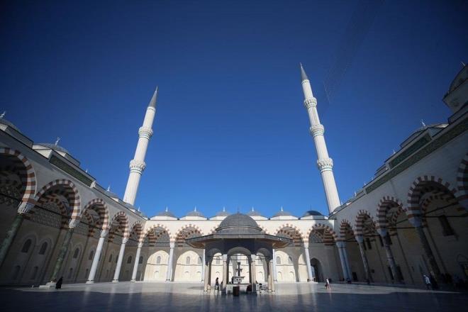 Tanzanya'dan Şili'ye uzanan ziyaretçi profili<br>  Büyük Çamlıca Camisi'nin hiç tahmin etmedikleri çok değişik bir ziyaretçi profili olduğunu dile getiren Külünk, "Bütün dünya insanlarını tanıdık. Ara sıra meraktan 'Where are you from?' diye soruyoruz. 'Tanzanya, Avustralya, Şili, Peru, Rusya...' diyor. Ne için geldiklerini soruyoruz. Türkiye'de son dönemde yapılan en büyük cami olduğu için görmeye geldiklerini söylüyorlar. Bir kısmı ulusal ve uluslararası medya kuruluşlarına yansıyan haberler üzerine cami ile ilgili meraklarını gidermek için bir kısmı da ibadet için geliyor" dedi.