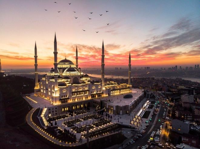 Büyük Çamlıca Camii, her bir bölümünde en ince ayrıntısına kadar düşünülen detaylarıyla ilgi çekerken, heybetli yapısına yakışır anlamda bazı rakamsal büyüklükleri de kapsıyor. 6 minareli olmasıyla imanın şartlarını temsil ediyor. İmanın şartlarını temsilen 6 minareli inşa edilen Büyük Çamlıca Camii'nin 3 şerefeli 4 minaresi Malazgirt Zaferi'ne ithafen 107,1 metre, 2 şerefeli 2 minaresi ise 90 metre yüksekliğinde.