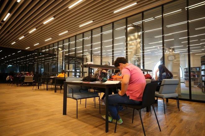 Engelliler için teknolojinin yeniliklerinden yararlanıldı  <br>Külünk, proje aşamasından itibaren külliyeyi kullanacak engelli vatandaşlar için teknolojinin getirdiği yeniliklerin büyük bir kısmını kullanmaya gayret ettiklerini aktardı. Yaya yürüme kabartma işaretlerinden, işitme engelli bir vatandaşın cami içindeki sesi çok daha iyi duyabilmesi için bir frekans organizasyonuna, imam önderliğinde kılınan farz namazlarında, namazın ritüellerini takip etmede kolaylık olması açısından ışıklı uyarı sistemlerine kadar birçok detayın düşünüldüğünü paylaşan Külünk, caminin içinde ayrıca tekerlekli sandalyelerin yer aldığı, görevliler aracılığıyla engelli vatandaşların ibadet etmeleri için zemin hazırladıklarına dikkat çekti.