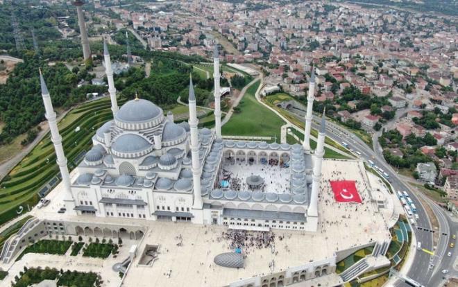 Görkemli mimarisiyle İstanbul'un yeni sembollerinden biri haline gelen ve ibadete açıldığı 7 Mart'tan bu yana milyonlarca ziyaretçinin uğrak noktası oldu.