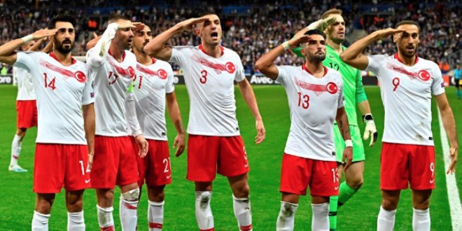 Paris'te asker selamı