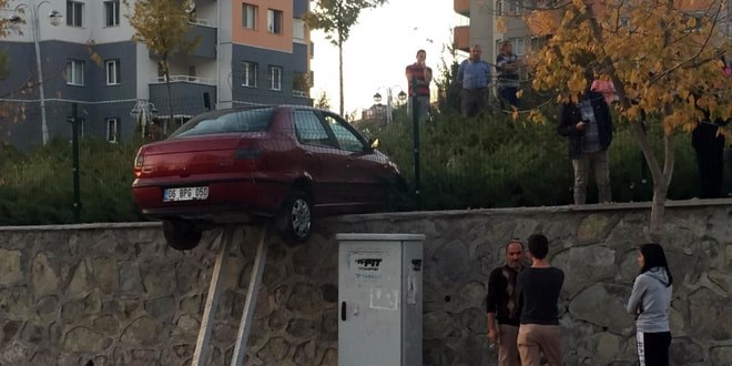 Akılalmaz kaza Duvarda asılı kaldı
