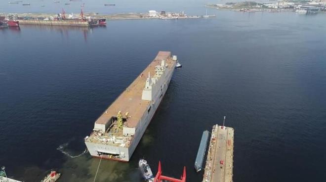 231 METRE UZUNLUĞUNDA, 32 METRE GENİŞLİĞİNDE VE 27 BİN TON AĞIRLIĞINDA<br>    TCG Anadolu, dört adet mekanize çıkarma aracı, iki adet hava yastıklı çıkarma aracı, iki adet personel çıkarma aracının yanı sıra uçak, helikopter ve insansız hava araçları da taşıyacak.    231 metre uzunluk ve 32 metre genişlikteki geminin tam yük deplasmanı yaklaşık 27 bin ton olacak.