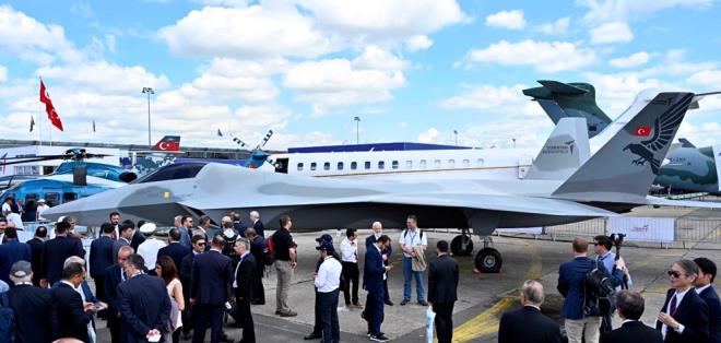 İŞTE İLK MİLLİ SAVAŞ UÇAĞI<br>    Fransa?nın başkenti Paris?te düzenlenen airshow?da Türkiye?nin ilk milli muharip uçağı da sergilendi.    Milli muharebe uçağının bire bir ölçülerdeki modeli sergide yer alırken, uçağın motor yerleşimi, dahili silah yuvalarının yerleri, kokpit konseptleri de ana hatlarıyla görülebiliyor.