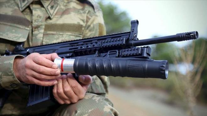 AK40-GL BOMBA ATARI  <br>  Güvenlik güçlerinin bomba atar ihtiyacının karşılanması için Savunma Sanayii Başkanlığı (SSB) tarafından düzenlenen ihaleye katılan Konya'daki Akdaş Silah firması, üretimini tamamladığı "AK40-GL" bomba atarın ilk partisini Kara Kuvvetleri Komutanlığına teslim etti.    Savunma Sanayii Başkanlığının açtığı "bomba atar" ihalesine katılan firma, ihtiyacın 8 bin adedini üretmek için anlaşma yaptı.