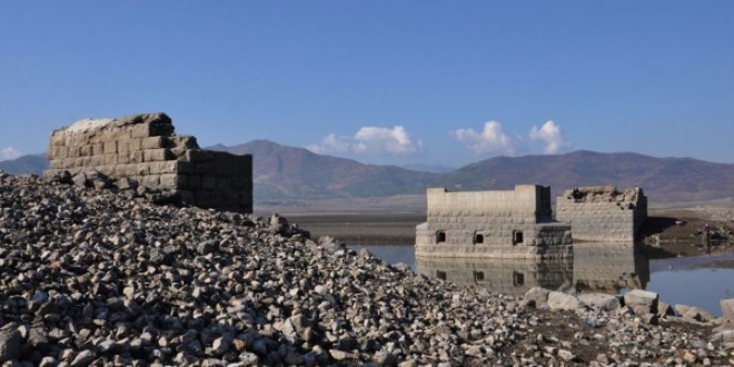 Baraj suyu çekildi, tarihi köprünün ayakları ortaya çıktı