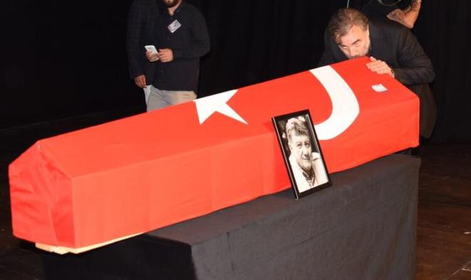 TARIK ÜNLÜOĞLU<br>  Eylül ayında akciğerlerindeki rahatsızlık nedeniyle hastaneye kaldırılan Tarık Ünlüoğlu, ekim ayında hayatını kaybetti. Tarık Ünlüoğlu'nun ölümü sanat dünyasını yasa boğdu. Ünlüoğlu Levent Cami'sinde kılınan cenaze namazının ardından son yolcuğuna uğurlandı. Ünlüoğlu?nun cenazesine çok sayıda ünlü isim katıldı.