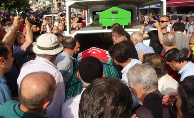 92 yaşındaki Eşref Kolçak'ın cenazesi yüzlerce sevenin katılımıyla Gemlik Merkez Camii'nde kılınan namazın ardından Gemlik İlçe Mezarlığı?na defnedildi.