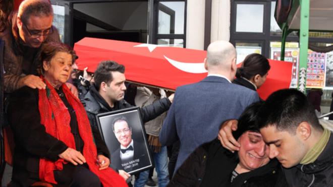 Anma törenine katılanlar arasında Hakan Bilgin, Ebru Cündübeyoğlu ve Sinan Bengüer de vardı. Yalçın Menteş, Pendik Yeni Şeyhli Mezarlığı'na defnedildi.
